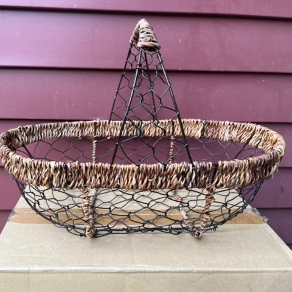 Host Pick NWOT Farmhouse Chicken Wire Basket Excellent Condition